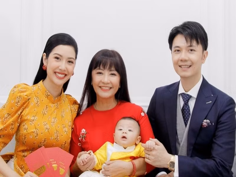 Thúy Vân vẫn hoạt động trong làng giải trí sau khi kết hôn. Cô trở lại với công việc khi con trai được 1 tháng tuổi. Nhờ tập luyện, ăn uống khoa học và đi làm, Thúy Vân về dáng sau sinh khá nhanh.