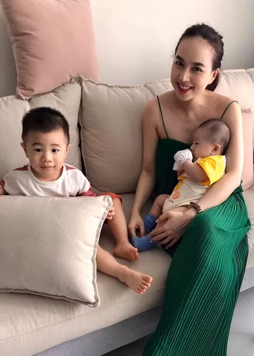 Nữ diễn viên được ông xã chiều chuộng, có hai cậu con trai kháu khỉnh. Hôn nhân viên mãn dường như khiến Đinh Ngọc Diệp ngày càng đẹp mặn mà.