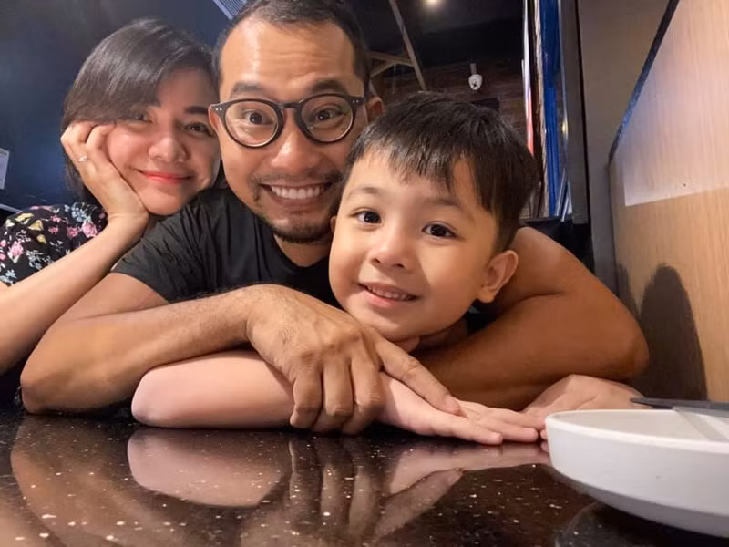 Nam diễn viên chia sẻ, khi ở nhà thì công việc chính của anh là chơi với con, giành việc tắm cho con, giặt giũ, đi chợ cho vợ nấu cơm. Huỳnh Đông rất mãn nguyện khi ở bên cạnh người vợ xinh đẹp, biết thông cảm và luôn ủng hộ mọi việc mà chồng làm.