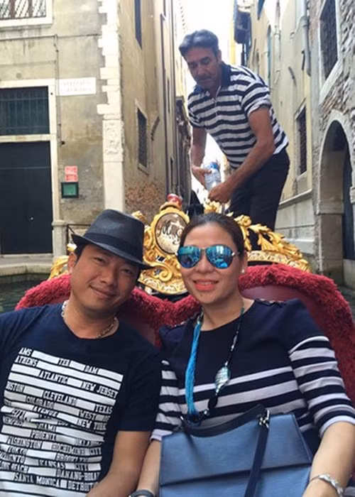 Nam diễn viên chấp nhận ở rể vì thấy gia đình vợ neo đơn (chỉ có Thu Trà và mẹ của cô). Ngoài ra, anh còn yêu thương hai con riêng của vợ như con ruột. Ảnh: Dân Việt