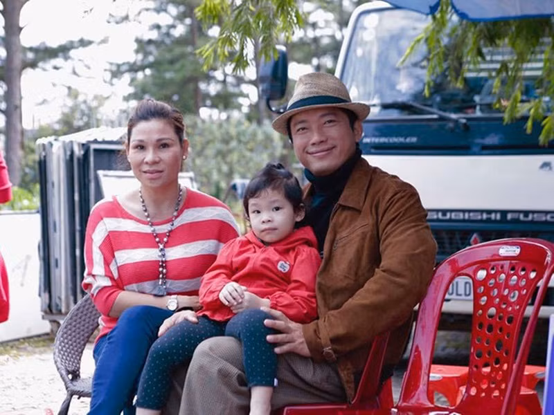 Vợ chồng Kinh Quốc bên con gái chung. Ảnh: Khám phá