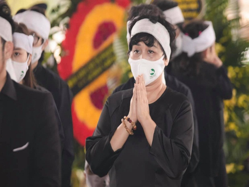 Trong tang lễ của ông xã, nghệ sĩ Minh Hằng nhiều lần bật khóc. Mọi người đều mong cô sẽ nguôi ngoai nỗi nhớ thương chồng quá cố.