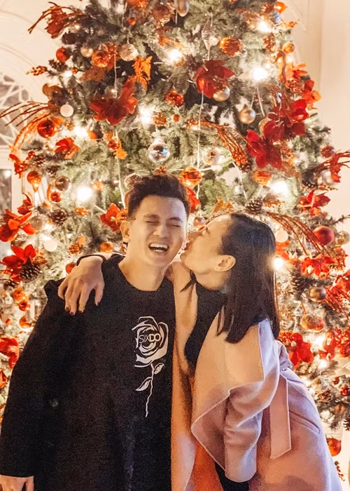 Đỗ An cũng thường xuyên dành những lời có cánh cho vợ trên trang cá nhân lẫn truyền thông. Bên cạnh đó, nam diễn viên còn luôn nhường nhịn vợ.