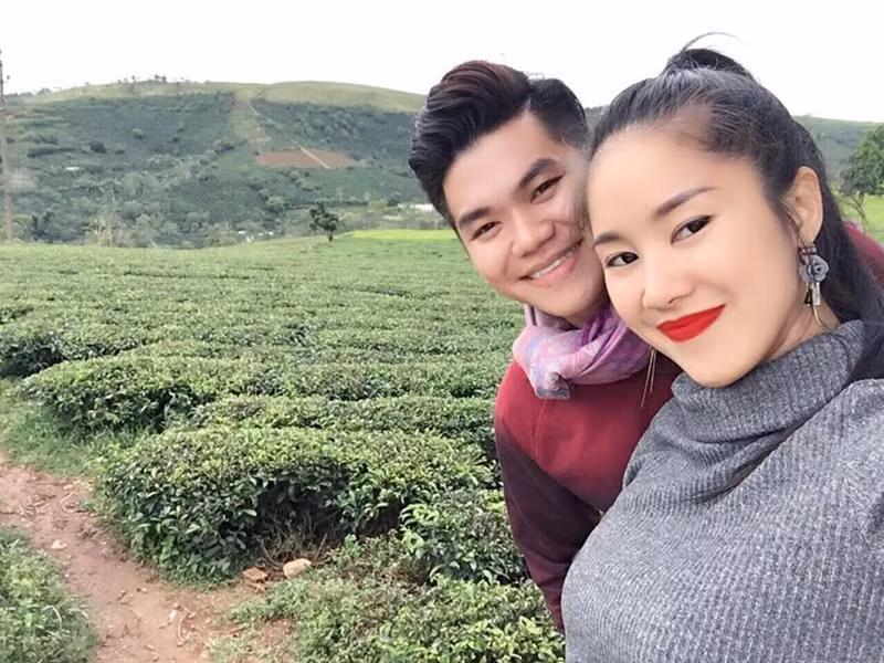 Trước đó, không ít lần Lê Phương bị antifan mỉa mai khi chia sẻ về chồng trẻ. Năm 2017, khi khoe ảnh bên Trung Kiên, Lê Phương bị chê "máy bay bà già". Nữ diễn viên khéo đáp trả: " "Ừ, còn em trẻ đẹp nên cứ "học làm biếng, ăn ở không" nhiều vào em nhé".