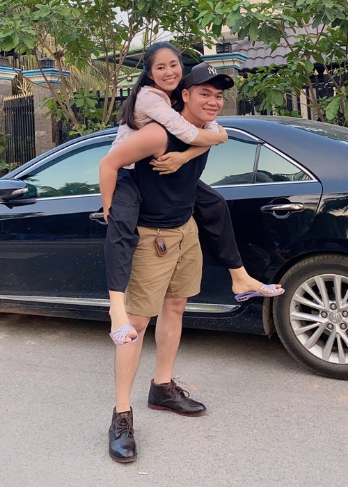 Không ít người bày tỏ sự ngưỡng mộ Lê Phương có ông xã như soái ca. Tuy nhiên, một số cư dân mạng có bình luận cho rằng Lê Phương tâng bốc chồng. Lập tức, Lê Phương đáp trả.