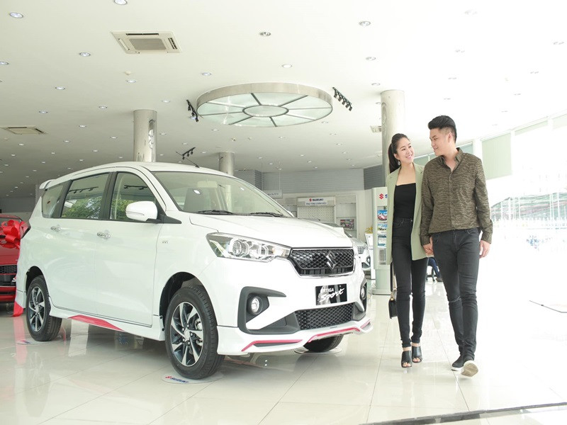 Lê Phương cũng từng phản ứng gay gắt khi một antifan soi mọi chuyện tái hôn: “Mai mốt bỏ người này lấy người khác nữa chứ gì, diễn viên mấy người có ai tốt đâu mà làm rùm beng lên. Không có là người ta không nói, hai ba đời chồng không đúng sao? Nhìn mặt này coi Lê Phương tự tin bao lâu?". Nữ diễn viên phản hồi: "Chị trông lớn, có tuổi mà lời nói thì thật thấp kém".