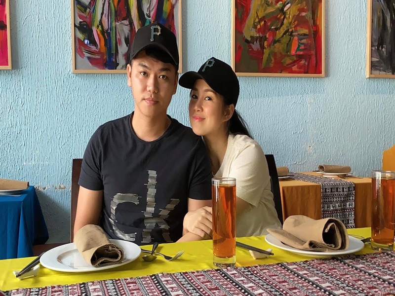 "Thứ nhất: Trong dòng trạng thái của Phương có nói rõ là trêu chồng. Thứ hai: Tình yêu có thể chấp nhận được khuyết điểm của đối phương. Như vậy không phải "trong đôi mắt nhau, ta là tất cả"?. Cuối cùng: Sống với nhau mà cứ xét nét sẽ không hạnh phúc được đâu bạn ơi. Đời cho đến đâu thì hân hoan đến đó. Ai hạnh phúc thì hãy mừng cho họ. Vậy bạn nhé”, Lê Phương viết.