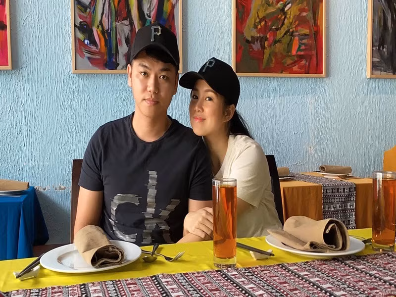 "Thứ nhất: Trong dòng trạng thái của Phương có nói rõ là trêu chồng. Thứ hai: Tình yêu có thể chấp nhận được khuyết điểm của đối phương. Như vậy không phải "trong đôi mắt nhau, ta là tất cả"?. Cuối cùng: Sống với nhau mà cứ xét nét sẽ không hạnh phúc được đâu bạn ơi. Đời cho đến đâu thì hân hoan đến đó. Ai hạnh phúc thì hãy mừng cho họ. Vậy bạn nhé”, Lê Phương viết.