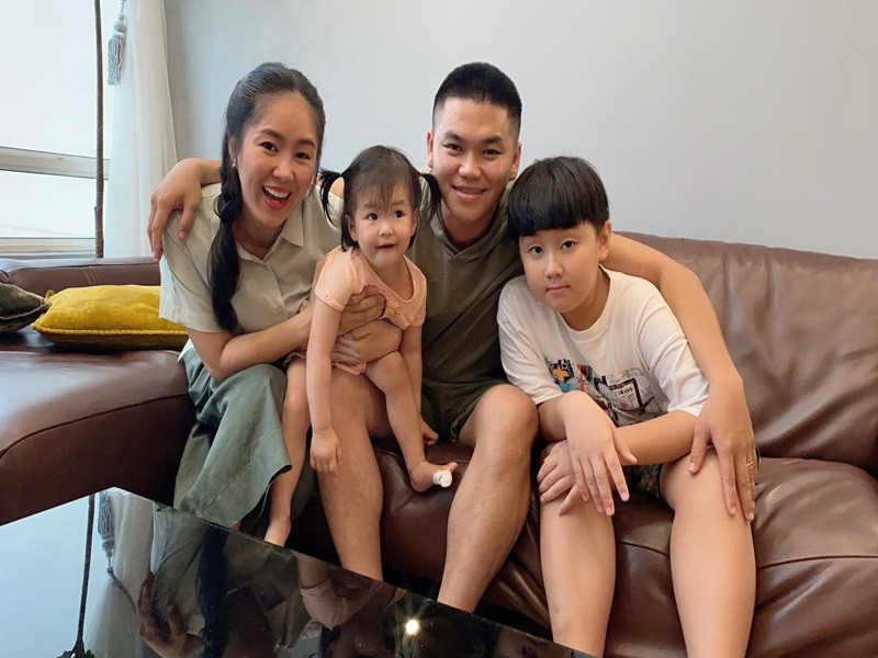 Mới đây, Lê Phương chia sẻ một bài phỏng vấn có tựa đề: "Khuyết điểm lớn nhất của chồng tôi là anh ấy quá hoàn hảo". Đi kèm với đó, cô chú thích: “Lâu lâu cho chồng lên sóng. Ghẹo vui thôi cả nhà, chứ "trong đôi mắt em, ảnh "hoàn hảo" thiệt".