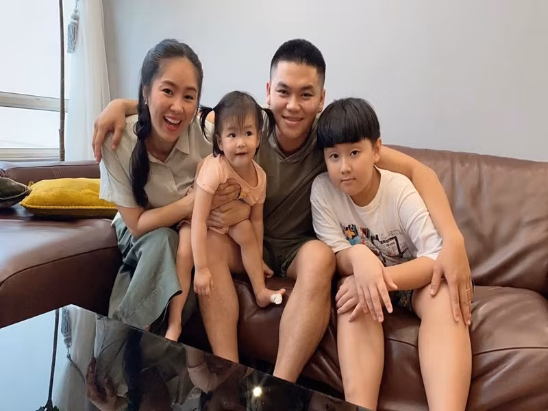 Mới đây, Lê Phương chia sẻ một bài phỏng vấn có tựa đề: "Khuyết điểm lớn nhất của chồng tôi là anh ấy quá hoàn hảo". Đi kèm với đó, cô chú thích: “Lâu lâu cho chồng lên sóng. Ghẹo vui thôi cả nhà, chứ "trong đôi mắt em, ảnh "hoàn hảo" thiệt".