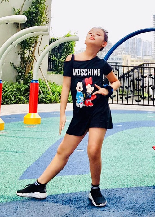 Hà Anh từng catwalk trong chương trình Vietnam International Fashion Week 3 mùa liên tiếp. Bên cạnh đó, cô nhóc còn được nhiều nhãn hàng mời làm mẫu ảnh.