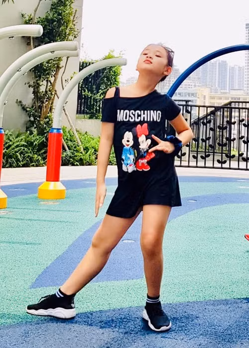 Hà Anh từng catwalk trong chương trình Vietnam International Fashion Week 3 mùa liên tiếp. Bên cạnh đó, cô nhóc còn được nhiều nhãn hàng mời làm mẫu ảnh.