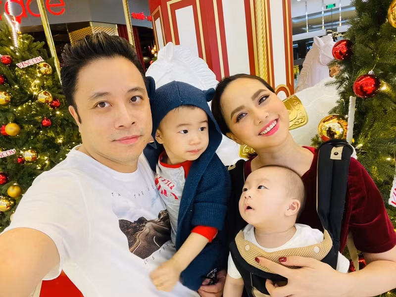 Vợ chồng Victor Vũ hiếm khi chia sẻ về cuộc sống hôn nhân trên truyền thông. Cả hai chỉ thường xuyên đăng tải hình ảnh tổ ấm nhỏ hạnh phúc trên trang cá nhân.