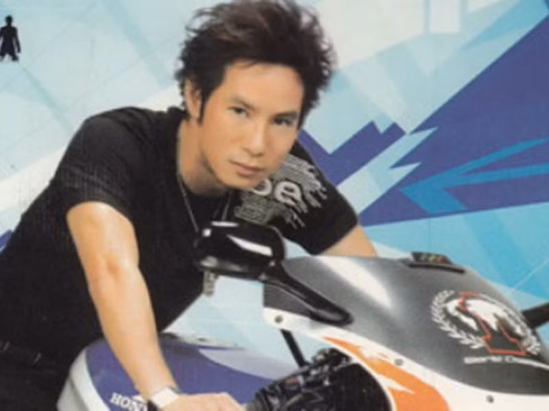 Lý Hải cầm cố nhà cửa, vay nóng 150 triệu đồng với lãi suất 3% để thực hiện “Trọn đời bên em”. Sau đó, nhờ video gây sốt, anh lấy lại được giấy tờ nhà và đắt show trở lại. Lý Hải tiếp tục cho ra 9 phần nữa cho đến năm 2010.