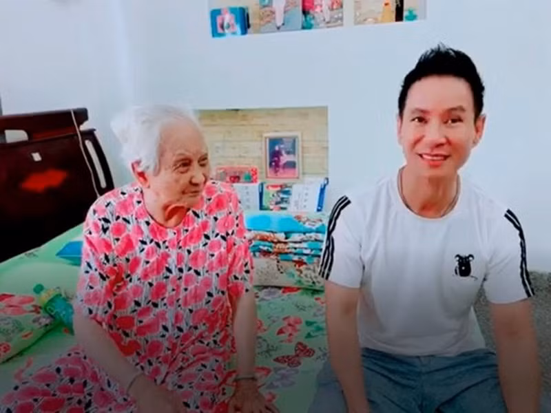 Lý Hải có xuất thân nghèo khó. Anh kể, ngày anh còn nhỏ, gia đình anh có mảnh ruộng nhỏ, bố và các anh lớn của Lý Hải lo phần cày cuốc, mẹ buôn gánh bán bưng, khi thì nấu xôi, lúc lại luộc bắp. Ảnh: Dân Việt