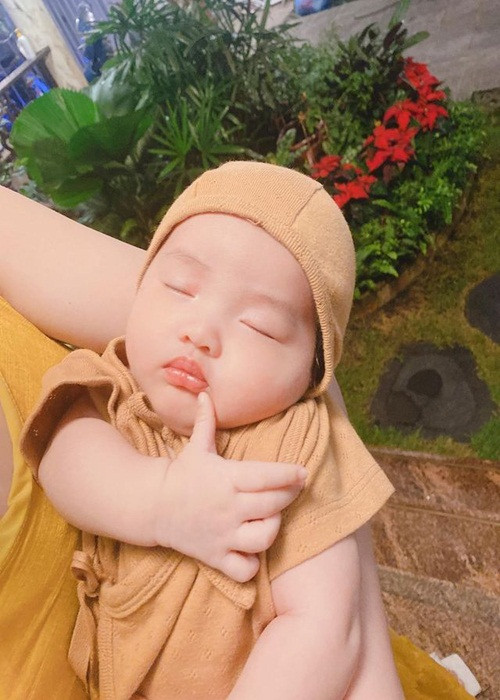 "Con vừa ti xong chưa kịp chùi mép thì cơn buồn ngủ ập đến ạ", cặp đôi chú thích cho một khoảnh khắc say ngủ của con gái.