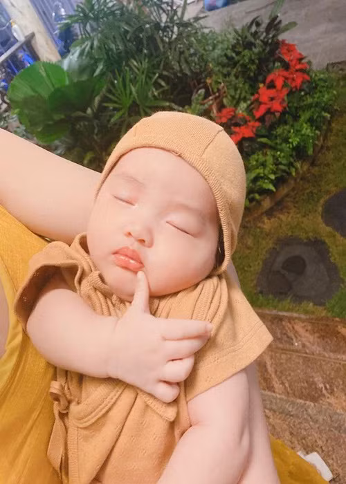 "Con vừa ti xong chưa kịp chùi mép thì cơn buồn ngủ ập đến ạ", cặp đôi chú thích cho một khoảnh khắc say ngủ của con gái.