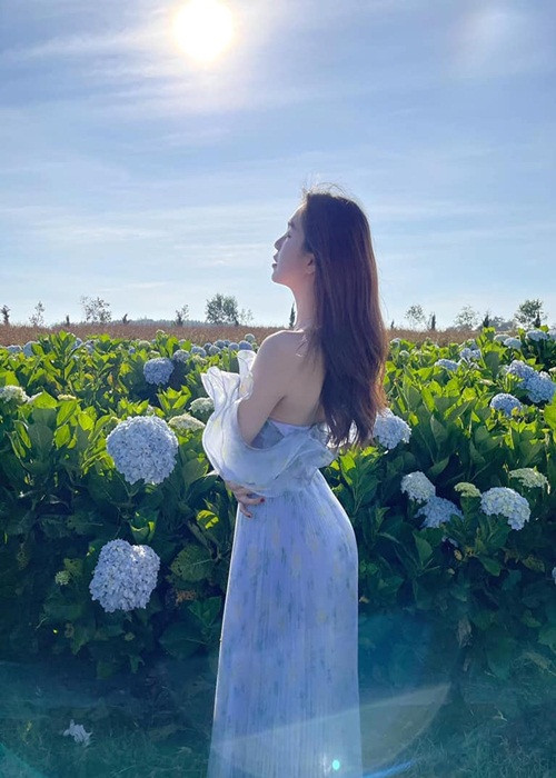 Ngọc Trinh chia sẻ, cô đặt mục tiêu mua một căn biệt thự mới tại Đà Lạt vì quá yêu sự yên bình và khí hậu ở đây.