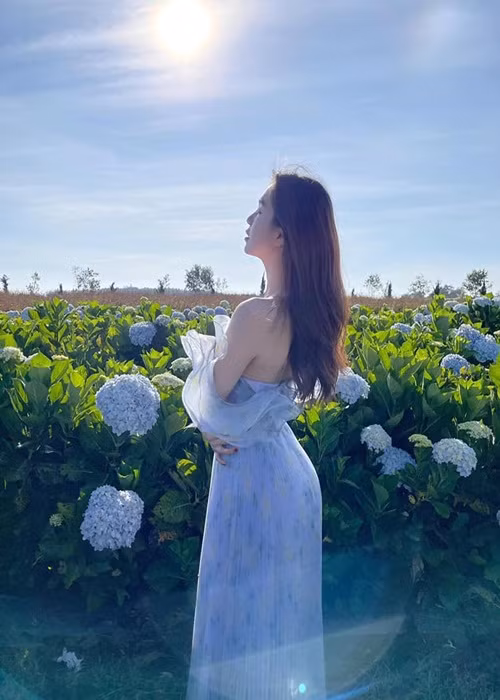 Ngọc Trinh chia sẻ, cô đặt mục tiêu mua một căn biệt thự mới tại Đà Lạt vì quá yêu sự yên bình và khí hậu ở đây.