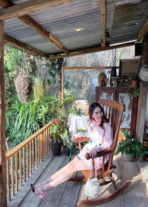 Ngoài ra, sau vụ trộm, bố mẹ của Ngọc Trinh còn lặn lội từ Trà Vinh lên TP HCM để chăm con gái.