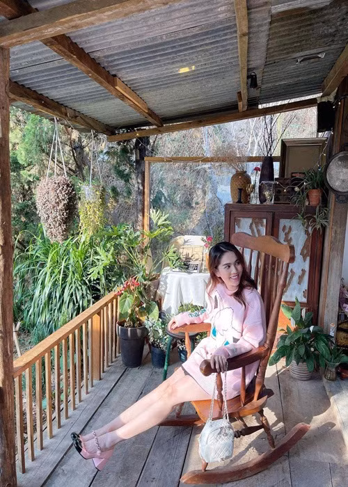 Ngoài ra, sau vụ trộm, bố mẹ của Ngọc Trinh còn lặn lội từ Trà Vinh lên TP HCM để chăm con gái.