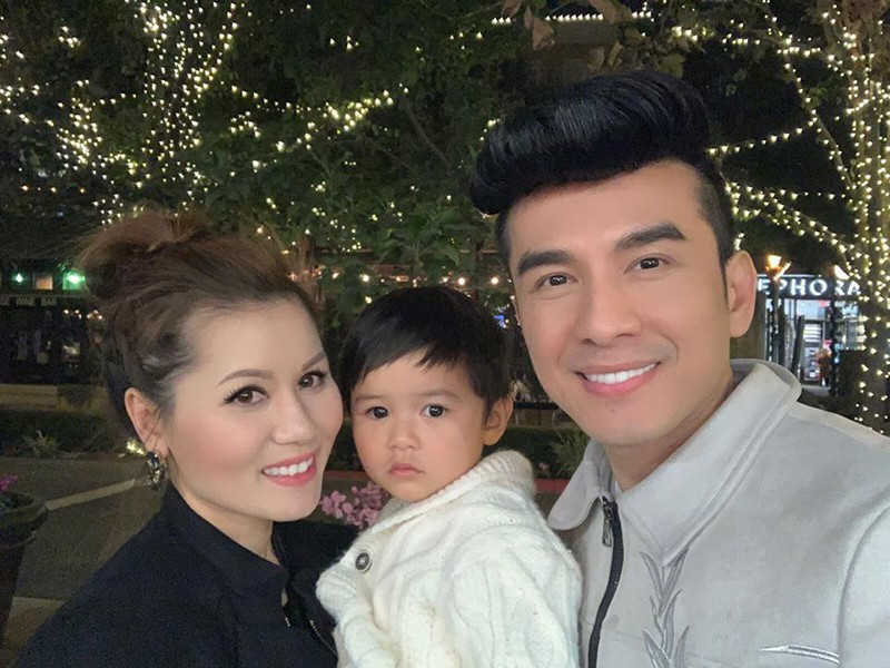 Yêu đại gia, Đan Trường được cho là sao nam Việt viên mãn nhất. Nam ca sĩ và nữ doanh nhân Thủy Tiên kết hôn vào năm 2013. Hạnh phúc thêm viên mãn khi vợ chồng Đan Trường đón cậu con trai gia nhập tổ ấm năm 2017.