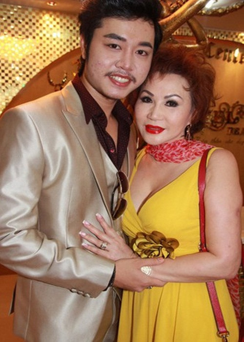 Giống Quách Ngọc Ngoan, Vũ Hoàng Việt cũng yêu nữ đại gia. Nam người mẫu này hẹn hò Yvonne Thúy Hoàng - nữ doanh nhân hơn anh đến 32 tuổi. Mối tình rình rang này kết thúc sau 5 năm với vô số khoảnh khắc lãng mạn. Ảnh: Dân Việt,