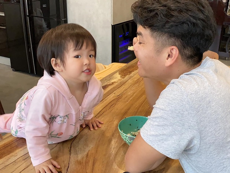 Chồng trẻ của Lê Phương được khen xứng danh ông bố bỉm sữa vì khéo léo chăm con gái chung với Lê Phương. Khi chứng kiến chồng trẻ cưng chiều con gái, Lê Phương nhiều lần bày tỏ rằng cô thấy ghen tỵ với con.