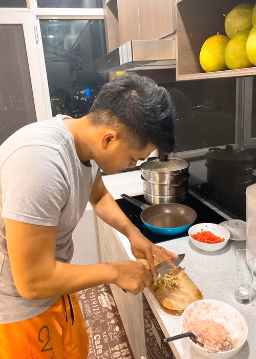 Trung Kiên hết mực cưng chiều Lê Phương. Nam ca sĩ dành thời gian rảnh rỗi chăm sóc các con để Lê Phương có thời gian lấy lại vóc dáng hay thường xuyên vào bếp nấu ăn cho vợ con.