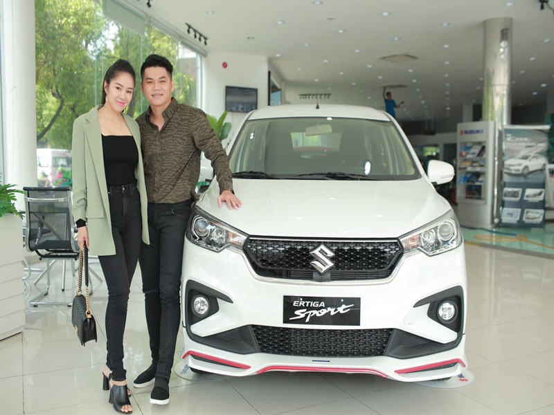 Trong cuộc phỏng vấn với Thanh Niên, Lê Phương chia sẻ, do chồng giỏi tính toán, cẩn thận nên thay vì giữ tiền, nữ diễn viên quyết định để chồng đứng ra lo chi tiêu sinh hoạt gia đình.