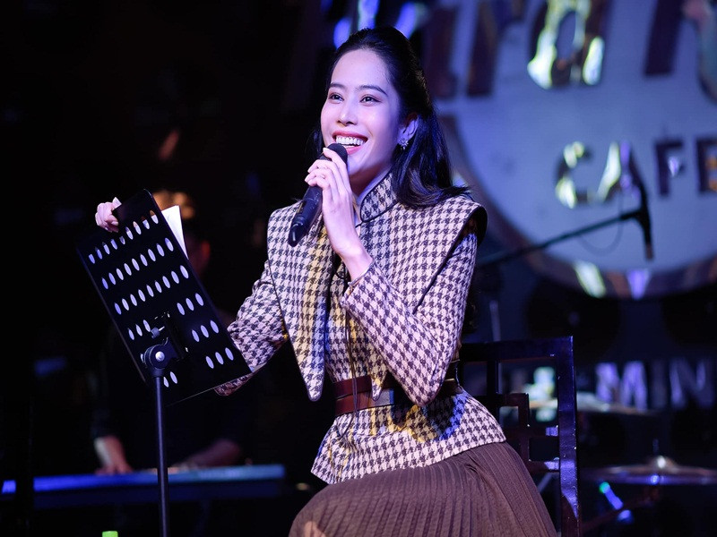 Sau loạt ồn ào đời tư, Nam Em sống lặng lẽ hơn. Cô cũng tỏ ra ngày càng lạc quan.