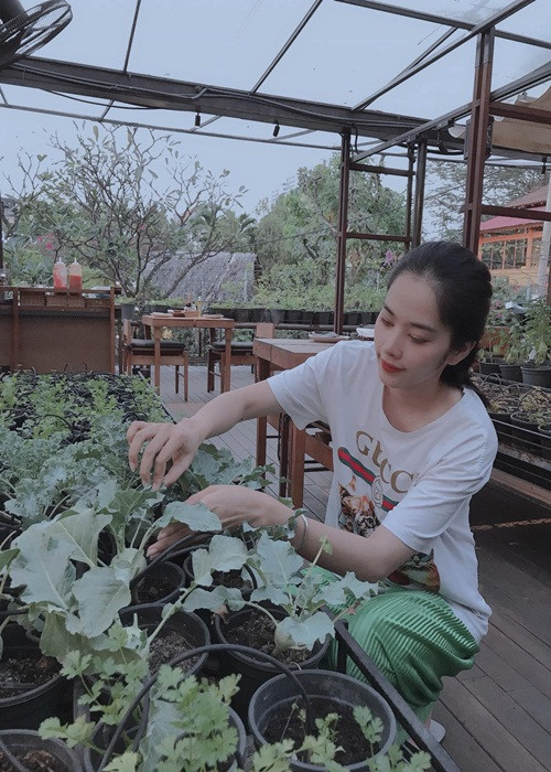 Hồi cuối năm 2020, Nam Em hẹn hò Lãnh Thanh sau khi tham gia một gameshow. Tuy nhiên, đến tháng 2/2021, cả hai dừng lại mối quan hệ tình cảm. Sau những chuyện tình chóng vánh, không có cái kết đẹp, Hoa khôi Nam Em cho biết, cô không còn cảm giác muốn yêu đương nữa.