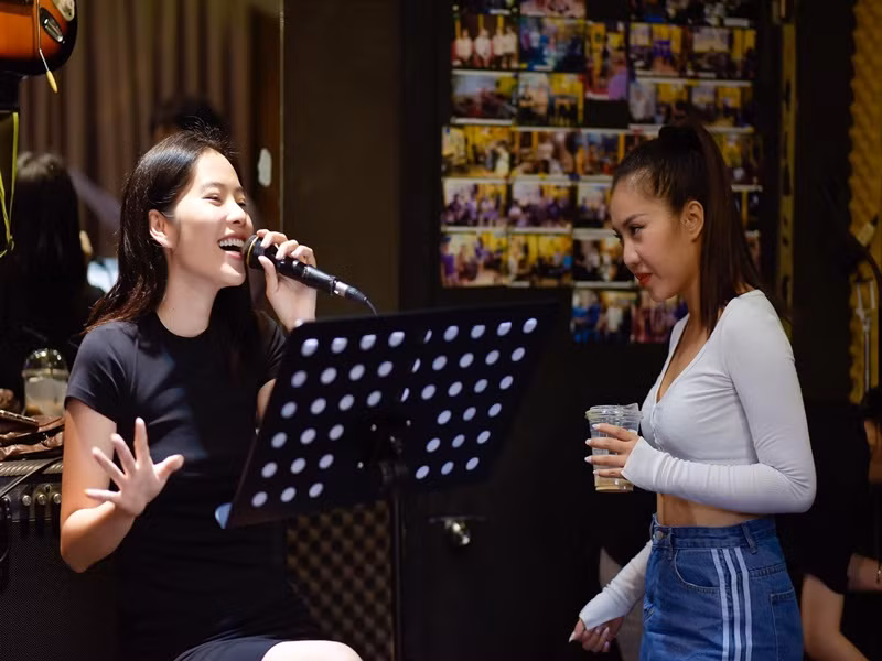 Nam Em trở lại với âm nhạc. Người đẹp chia sẻ, khi đang cân bằng cuộc sống, cô thực sự muốn cháy hết mình với âm nhạc. Vì vậy, Nam Em tổ chức một đêm nhạc cách đây ít ngày.