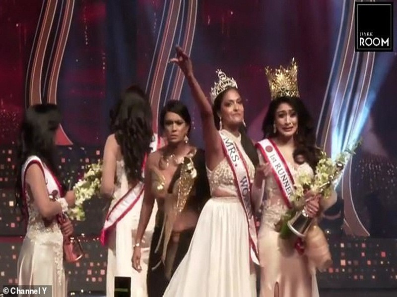 Sau khi bị giật vương miện, Pushpika De Silva bật khóc và nhanh chóng rời sân khấu.