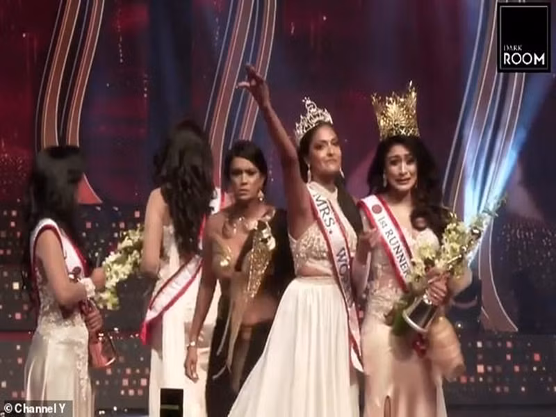 Sau khi bị giật vương miện, Pushpika De Silva bật khóc và nhanh chóng rời sân khấu.