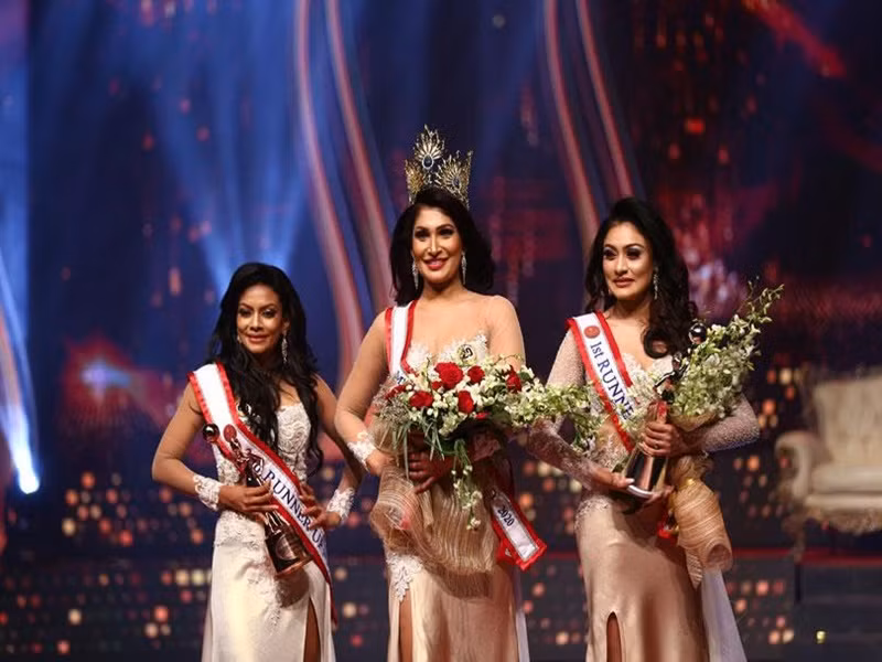 Mới đây, cuộc thi Hoa hậu Quý bà Sri Lanka khép lại với chiến thắng thuộc về Pushpika De Silva. Tuy nhiên, ngay trong đêm đăng quang, người chiến thắng bị giật vương miện.