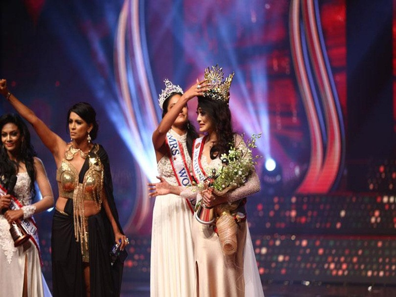 Caroline Jurie cho rằng Pushpika De Silva không xứng đáng vì đã ly hôn trong khi quy định của cuộc thi là cho phép người đã kết hôn tham gia nhưng không được ly hôn.