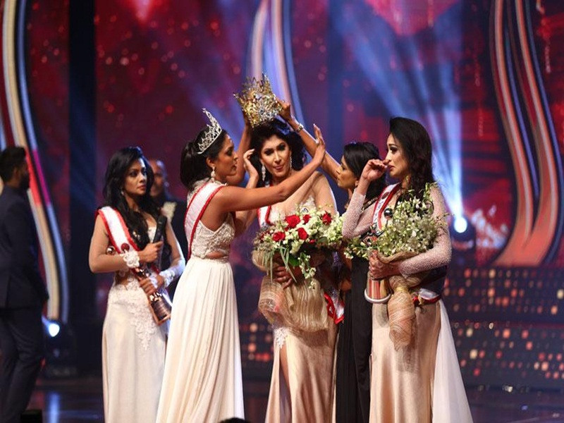 Pushpika De Silva không khỏi sốc khi bị lấy mất vương miện ngay trên sân khấu.