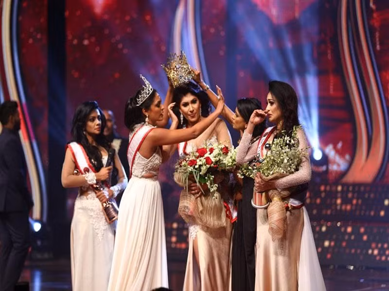 Pushpika De Silva không khỏi sốc khi bị lấy mất vương miện ngay trên sân khấu.