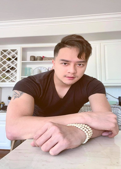 Gần đây, anh gây bất ngờ vì tạo hình bụi bặm.