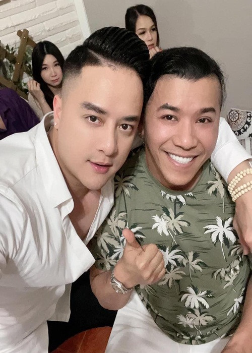 Cao Thái Sơn còn hội ngộ Kasim Hoàng Vũ. Cả hai từng tham gia cuộc thi Sao mai điểm hẹn năm 2004.