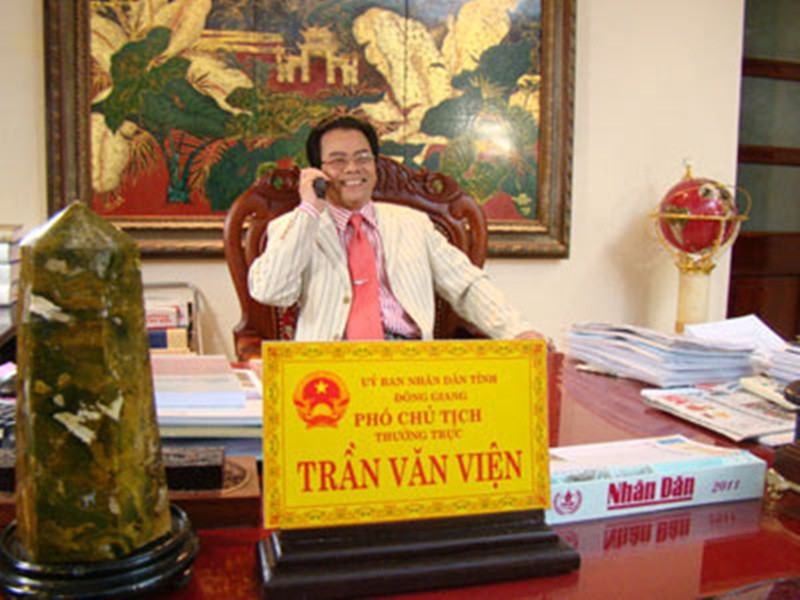 Xuất hiện trong phim “Chủ tịch tỉnh”, nghệ sĩ Trần Nhượng đóng vai phó Chủ tịch tỉnh Trần Văn Viện - một lãnh đạo tiêu cực, có nhiều hành động không hay với phụ nữ. Đến nay, ông vẫn gắn liền với vai phản diện. Mới đây, nghệ sĩ Trần Nhượng góp mặt trong bộ phim “Hướng dương ngược nắng”. Ông đóng vai bố của Hoàng. Ảnh: VTV