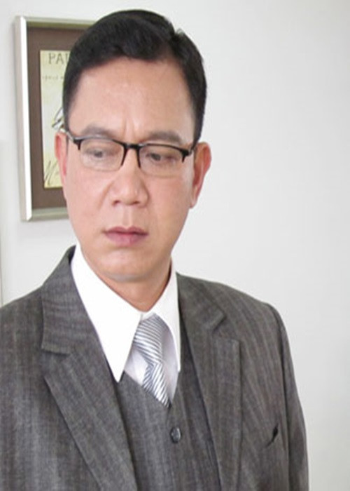 Trong “Chủ tịch tỉnh”, nghệ sĩ Phạm Cường vào vai nhân vật Nguyễn Trí Tuệ - người thay ông Sính làm Chủ tịch tỉnh. Anh sở hữu vẻ ngoài trí thức và nghiêm nghị nên nhiều khán giả cho rằng nhân vật được xây dựng để dành riêng cho anh. Sau bộ phim này, Phạm Cường vẫn miệt mài lao động nghệ thuật. Vai diễn mới nhất của anh là ông Quân trong “Hướng dương ngược nắng”. Ảnh: Hà Nội mới