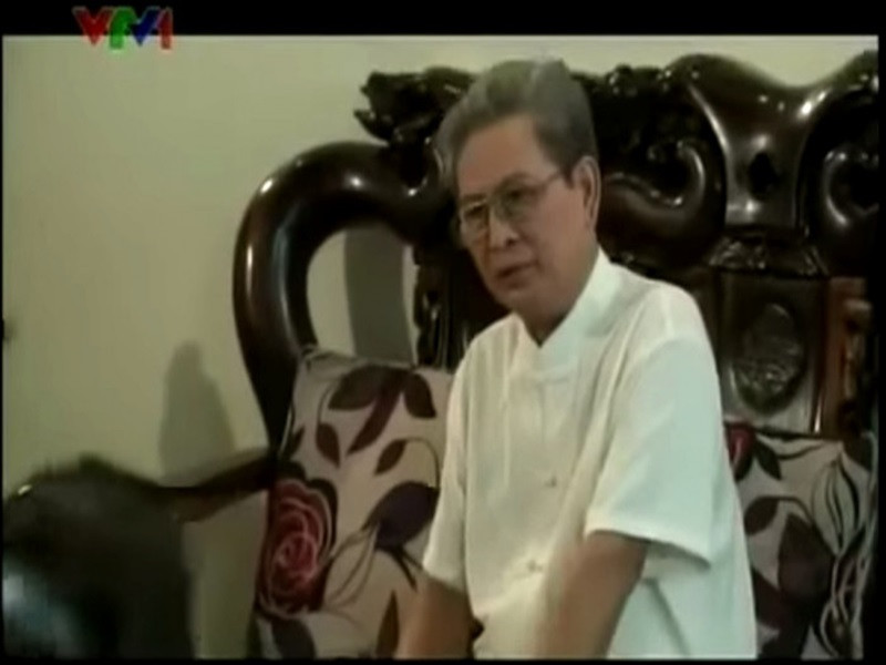 Vai ông Tuyến trong “Chủ tịch tỉnh” là một trong những vai diễn đáng nhớ nhất của nghệ sĩ Đặng Trần Thụ. Mới đây, nam nghệ sĩ qua đời ở tuổi 82. Theo Zing, cách đây khoảng 12 năm, ông mắc ung thư thận và từng phẫu thuật tại Singapore. Sau này, ông bị gout và một số bệnh tuổi già. Ảnh: Giao thông