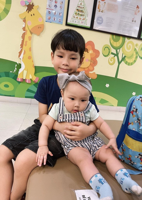 Kin Nguyễn đến nay luôn dành cho bé Henry - con trai riêng của Thu Thủy sự quan tâm, chăm sóc như con ruột.