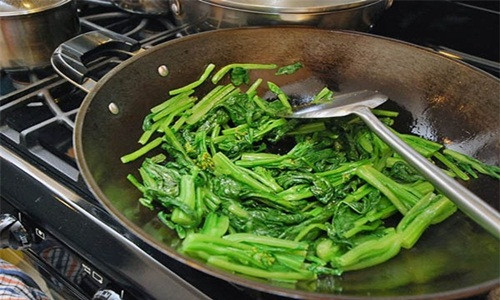 5 thuc pham cang nau cang “rua troi” het dinh duong, mat ngon lai doc