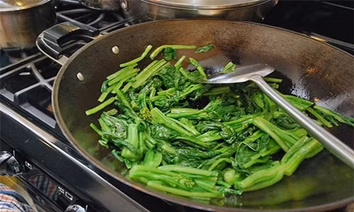 5 thuc pham cang nau cang “rua troi” het dinh duong, mat ngon lai doc