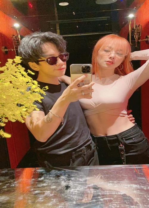 "Em thèm gì có anh lo tất! Hết Valentine đi nữa, em vẫn luôn luôn là em bé và được anh cưng, chả việc gì phải lớn", người yêu của Miko Lan Trinh viết.