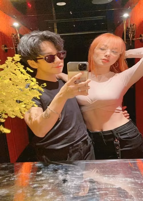 "Em thèm gì có anh lo tất! Hết Valentine đi nữa, em vẫn luôn luôn là em bé và được anh cưng, chả việc gì phải lớn", người yêu của Miko Lan Trinh viết.