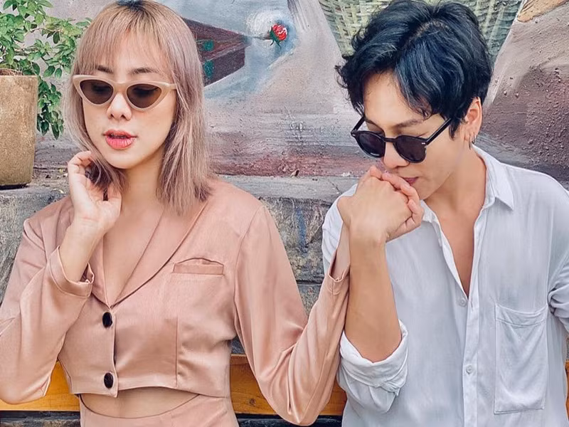 Kenji luôn tỏ ra chiều chuộng Miko Lan Trinh như một nàng công chúa từ việc vào bếp nấu ăn đến phụ buộc dây giày.